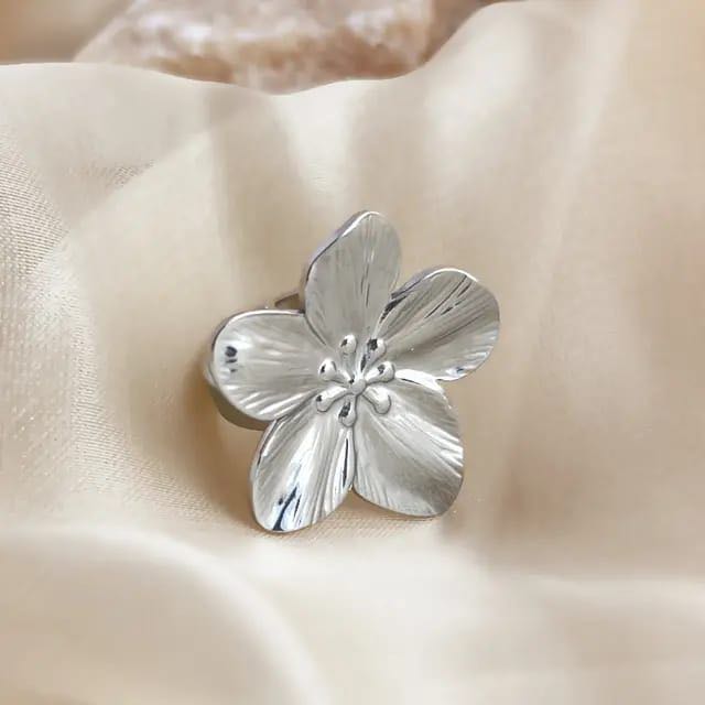 Anillo de flor plateada