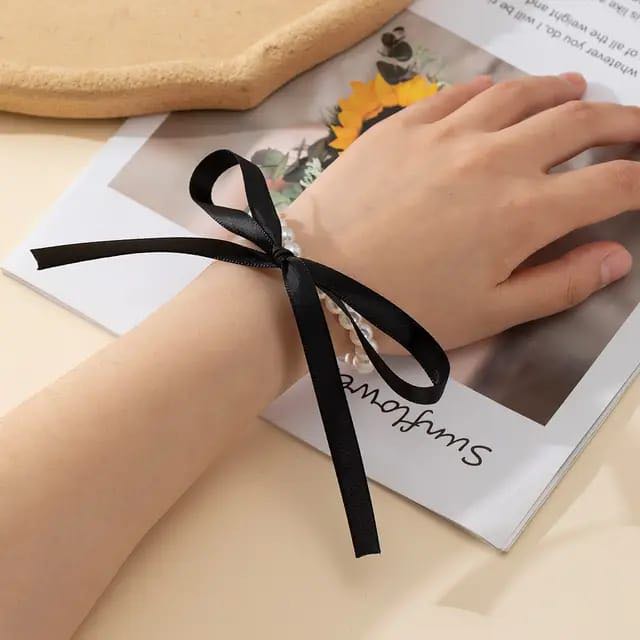 Pulsera de perlitas y moña negra