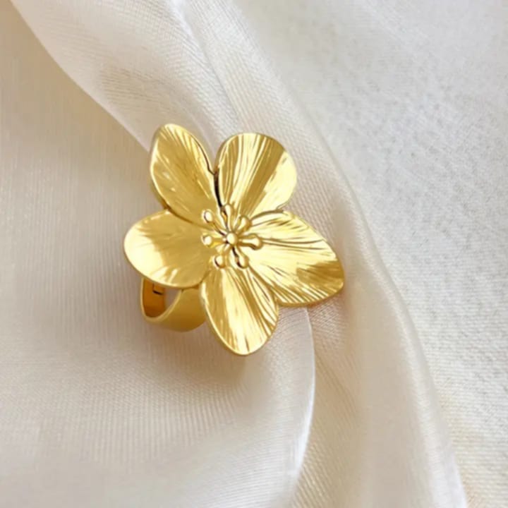 Anillo de flor dorada