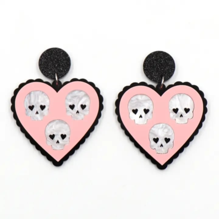 Aretes de corazón y calaveras