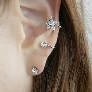 Ear cuff de estrella y diamantes dorado