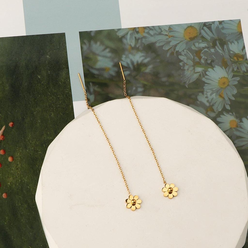 Aretes largos de florecitas de baño de oro