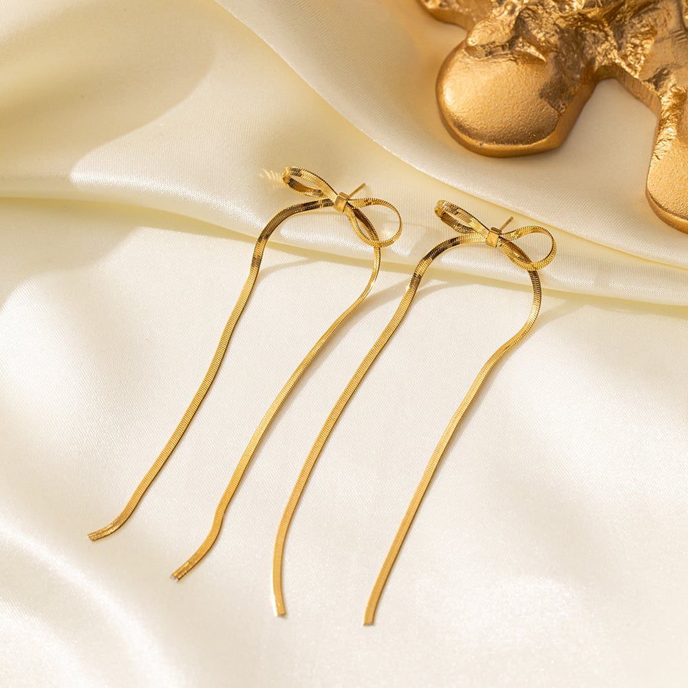 Aretes largos de moña dorada
