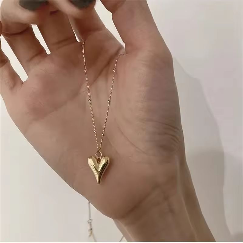 Collar de corazón dorado