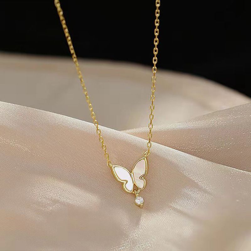 Collar de mariposa dorada