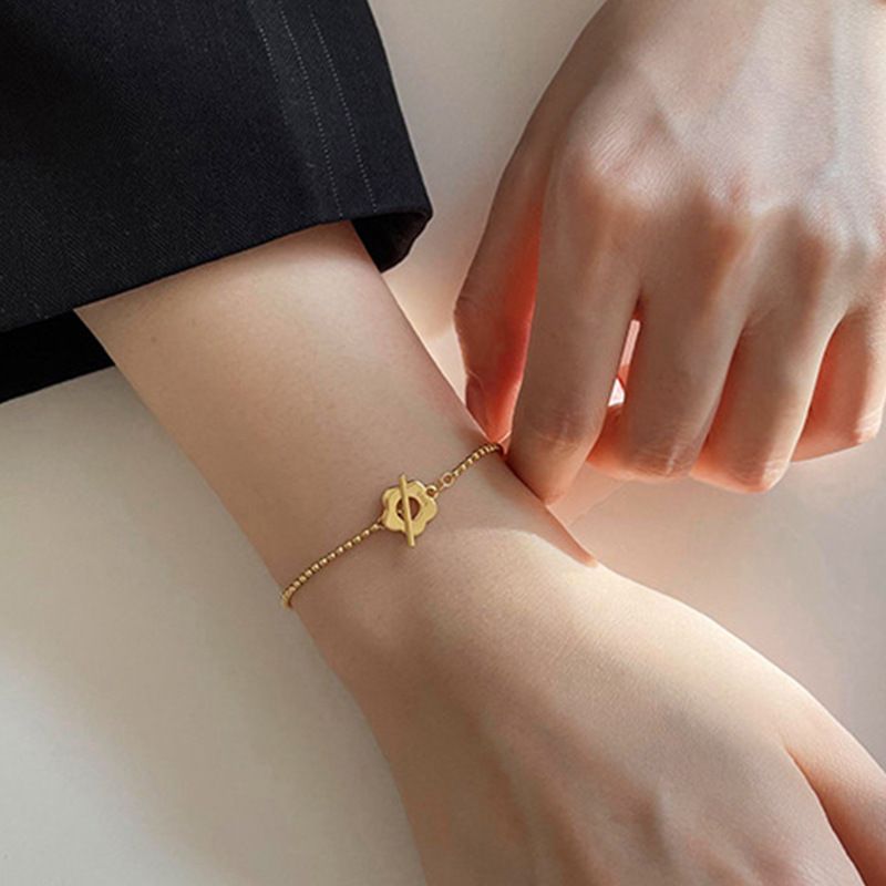 Pulsera dorada de flor
