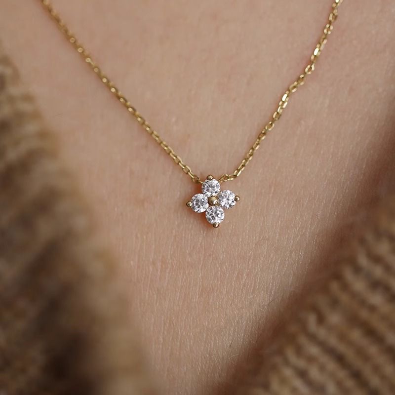 Cadena dorada de florecita