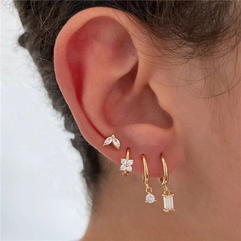Piercing con circonias baño de oro