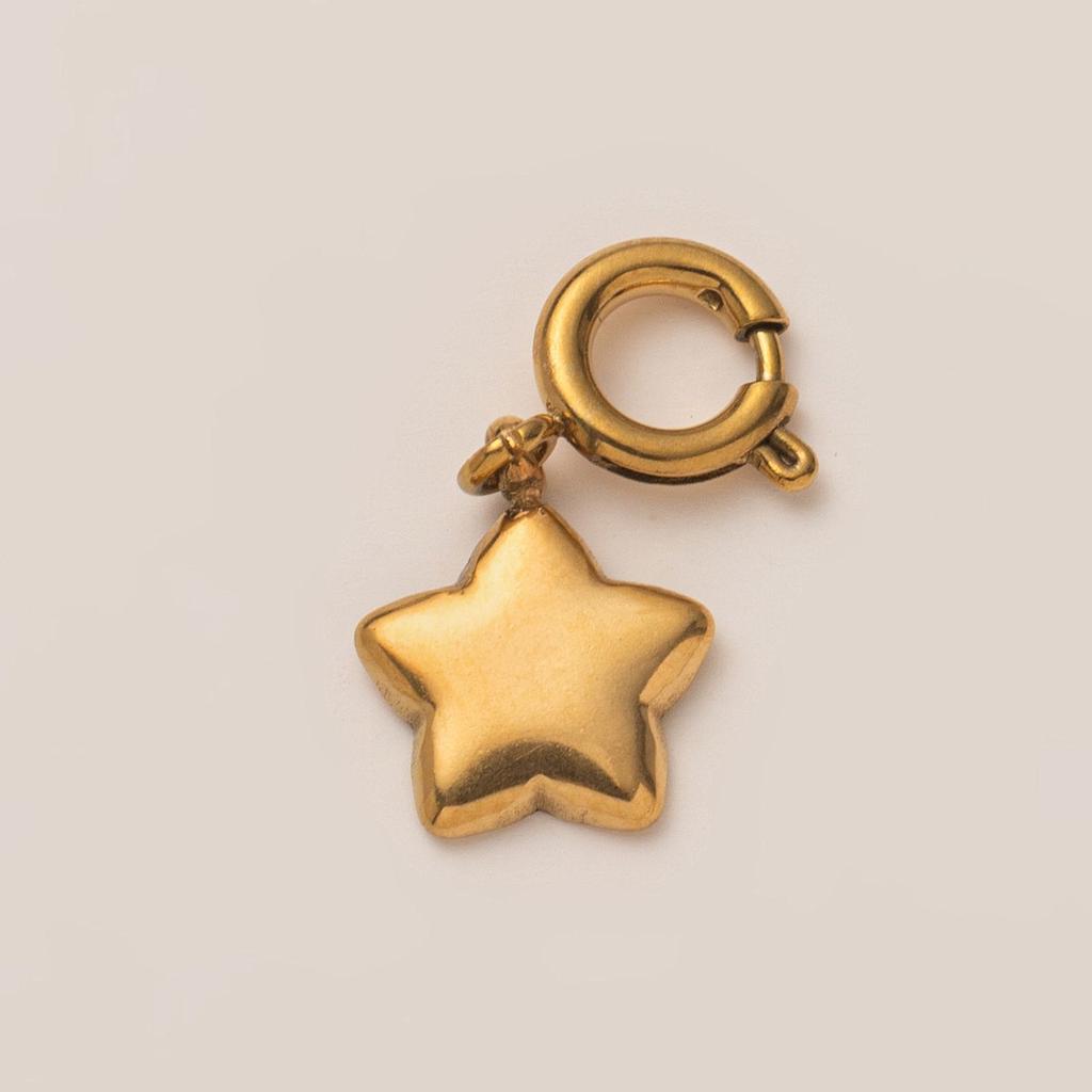 Charm de estrella dorada