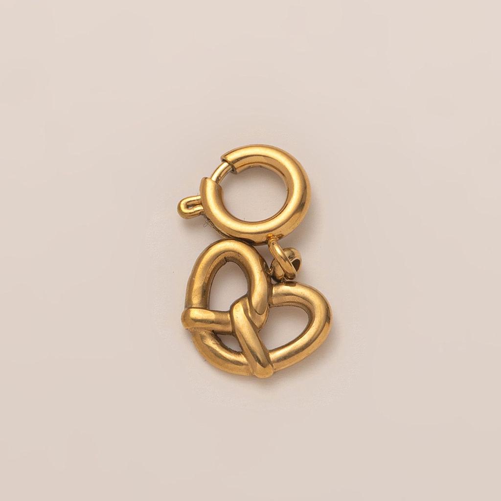 Charm de pretzel dorado