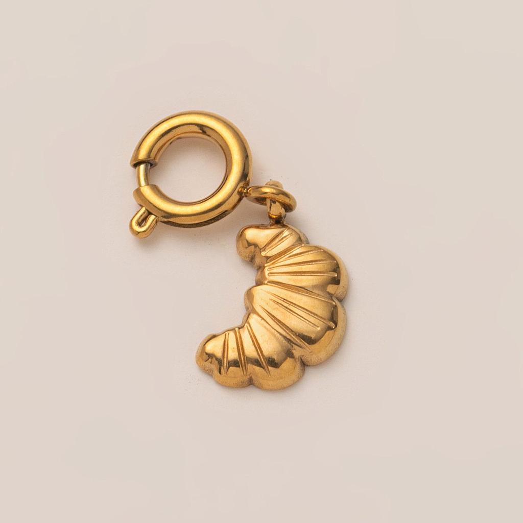 Charm de croissant dorado